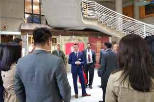 Kelvin Chan speaking to agents on campus tour